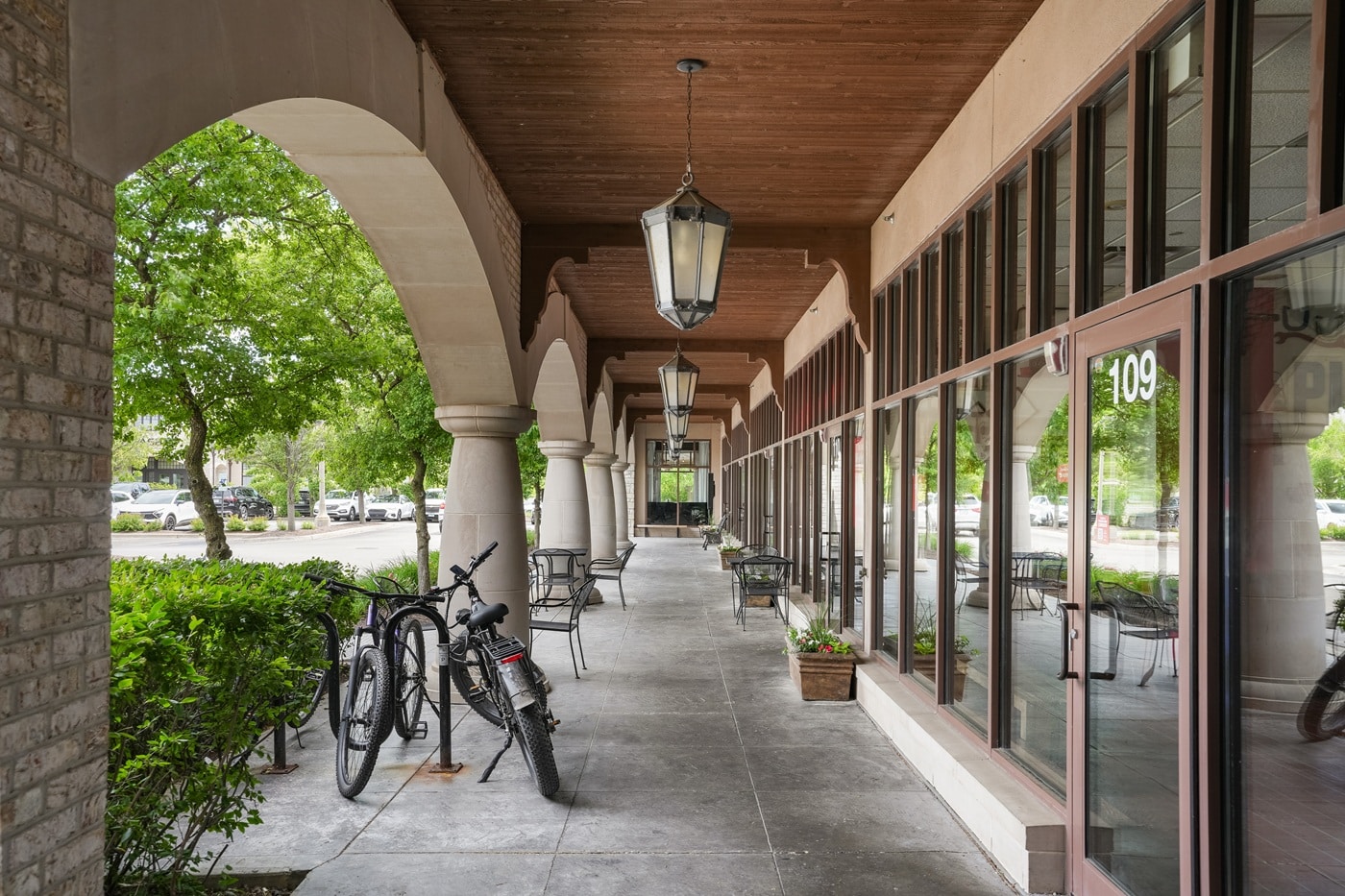 Buy Sell & Lease Retail Space In Chicagoland This Space Is A Retail Investment Property At 840 S. Waukegan Rd In Lake Forest, IL